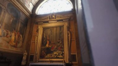 Roma, İtalya, 30 Temmuz 2025 - Roma kilisesinin içinde anıtsal bir resim, mermer sunak ve duvarları çevreleyen freskler