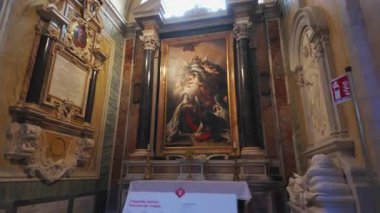 Roma, İtalya, 30 Temmuz 2025 - Roma kilisesinde mermer sütunlar ve heykellerle çevrili büyük bakire ve melek resimli Barok şapeli