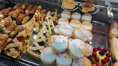 Kremalı çörekler, meyveli turtalar, çikolata ve vanilyalı ekler, geleneksel Avrupa tatlıları ve renkli tatlı çeşitleri sergilenen İtalyan pastanesi.
