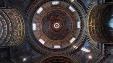 Roma, İtalya, 30 Temmuz 2025 - Agone 'daki SantAgnese Barok Kubbesi doğrudan aşağıdan canlı fresklerle ve karmaşık mimari ayrıntılarla görüldü.