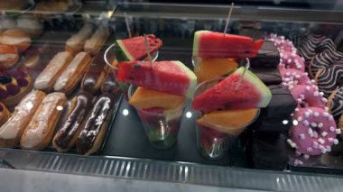 Roma, İtalya 'da taze meyve bardakları, eklerleri ve çeşitli çöreklerle renkli fırın vitrininde, Avrupa' nın canlı pasta seçimi ve tatlı hoşgörü vurgulandı