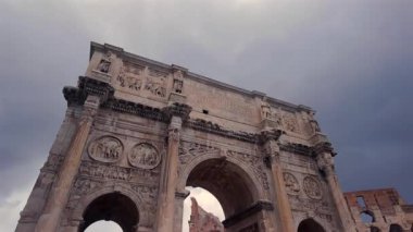 Fırtınalı gökyüzünün altında, Colosseum 'un yanındaki sütunlar ve sütunlarla Konstantin kemeri.