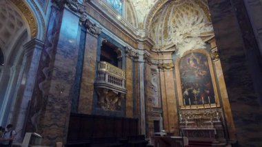 Roma, İtalya, 30 Temmuz 2025 - Roma 'daki Barok kilisesinin iç kısımlarında altın tavanlar, mermer kemerler, süslü heykeller ve tarihi dini tablolar.