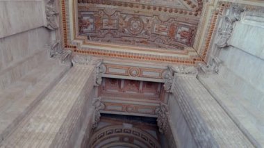 Vatikan Şehri, 30 Temmuz 2025 - St. Peters Bazilikası giriş kapısında altın sıva ve mermer mimari detaylarla donatılmış entrika döşeli tavan.