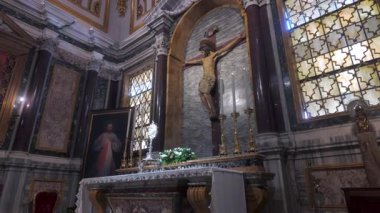 Roma, İtalya, 30 Temmuz 2025 - Roma 'da Santa Maria Maggiore Bazilikası' nda İsa 'nın portresi, haç ve altın şamdanlarla sunak