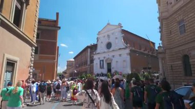 Roma, İtalya, 30 Temmuz 2025 - Vatikan yakınlarındaki beyaz barok kilisesi önünde toplanan hacılar, tarihi Roma mimarisi ile çevrili dini olaylar sırasında