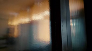 Sıcak ve serin renk eğimli şeffaf cam panel. Arkası bulanık. Duygusal kopukluk, kopukluk ve çocukluk anılarını çağrıştırıyor.