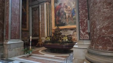 Roma, İtalya, 30 Temmuz 2025 - Giuseppe Cesari 'nin süslenmiş bronz yazı tipi ve mermer çerçeveli İsa' nın Vaftizini içeren süslü şapelin yakın çekimi