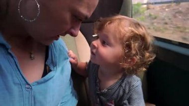 Yürüyen çocuk, otobüse binerken annesine hayretle ve sevgiyle bakıyor. Pencere kenarında oturuyor ve sessiz bir bağ ve göz teması anını paylaşıyor.