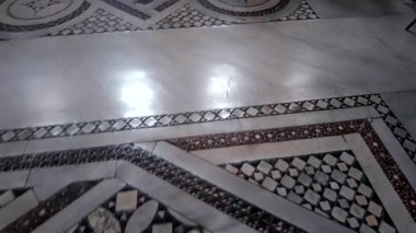 Roma 'daki Bazilika' nın içinde karmaşık mermer mozaik zemin geometrik desenler, renkli fayanslar ve tarihi tasarım boyunca yürüyen insan ayaklarıyla