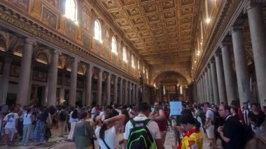 Roma, İtalya, 30 Temmuz 2025 - Altın kaplama tavanın altındaki Bazilika di Santa Maria Maggiore Kilisesi 'ne yapılan hac ve ziyaretçi kalabalığı.