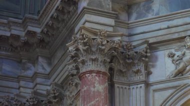 Tarihi Avrupa katedralinin süslü mermer iç kısımlarında oyulmuş çiçek başkentleri ve melek kabartmaları bulunan Korint sütunları