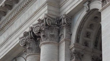 Gündüz vakti Corinthian sütunları ve tarihi taş bina cephesi, karmaşık oymalar ve dekoratif mimari üzerine kemer ayrıntıları yakın çekim