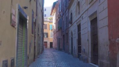 Tarihi kaldırım taşı caddesi, eski Avrupa binalarıyla dolup taşarak, panjurlar ve geleneksel mimari ile güneşli cephelere yol açtı.