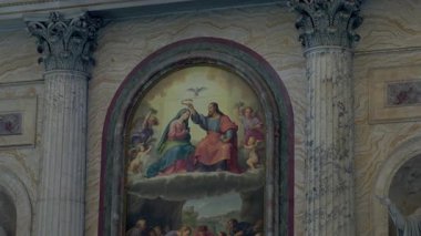 Roma, İtalya, 30 Temmuz 2025 - Tarihi bazilika içinde Korint mermer sütunlar arasında Bakire Meryem 'in taç giyme törenini tasvir eden Fresco