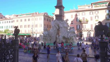 Roma, İtalya, 30 Temmuz 2025 - Piazza Navona 'daki Fontana dei Quattro Fiumi' de toplanan kalabalık çevresindeki tarihi binaları da kapsıyor