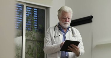 Modern Klinik Ofisinde Hasta Bilgileri İncelemesi Yapayalnız Kalan Yaşlı Doktor Settin