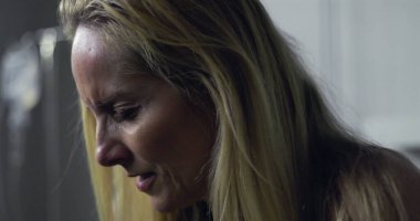 Acı dolu ifade ve kapalı gözlerle kadının yakın çekimi, tedavi sırasında duygusal an veya tıbbi sette teşhis