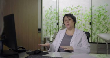 Modern klinikteki yaşlı erkek hastalarla test sonuçlarını tartışan doktor, berraklık, empati ve hasta odaklı iletişimi vurgulayan profesyonel sağlık danışmanlığı