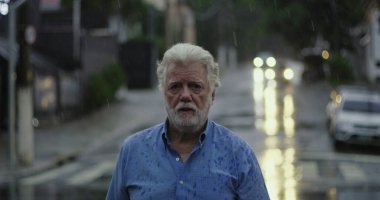 Boş şehir sokaklarında yağmurda tek başına duran yaşlı adam, duygusal olarak büyük bir üzüntü ve istifanın ifadesidir.