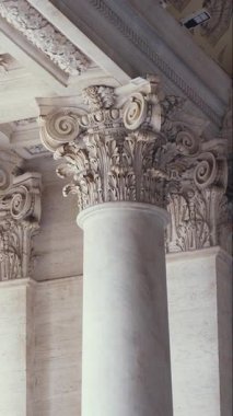 Süslü akanthus yaprakları ve neoklasik mimari detaylarıyla mermer korint sütun sermayesi
