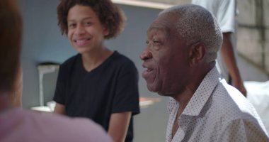 Yaşlı bir adam dışarıda yemek yerken aile üyeleriyle etkileşime giriyor, çok nesilli bağ kuruyor ve arka bahçedeki gizli barbekü sahnesinde...