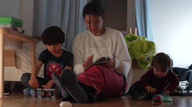 Anne, çocuklarıyla yatak odasında sakin bir akşam geçiriyor. Sevgi, oyun ve evde çocuk arasında bağ kurma zamanı.