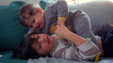 Bebekler ağabeyine mutsuz bir şekilde yalan söylerken kardeşler kanepede oynuyorlar. Ağlayan bebekler, aile bağları ve günlük yaşantılarında sıkıntılarını dile getiriyorlar.