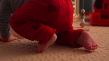 Bebek ayaklarının yerde sürünmesi, güvenli ev ortamında hareketin, büyümenin ve merakın ilk gelişim kilometre taşı