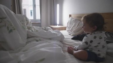 İki genç kardeş, neşeli bir sabahta yatakta güreşiyor ve gülüyor. Kardeş bağı kavramı, kaygısız çocukluk anları, aile yakınlığı ve evde neşe.