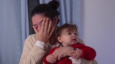 Bebekken gözlerini ovuşturmaktan yorgun anne, ebeveynlik yorgunluğu ve anneliğin günlük zorlukları, evde çocuklarla ilgilenmek..