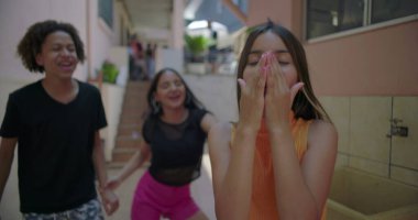 Kenar mahallelerdeki arkadaşlar tarafından dalga geçilirken genç kız, zorbalık, arkadaş baskısı ve duygusal izolasyon konularını vurguluyor.