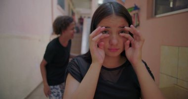 Gençler, banliyöde arkadaşlarıyla dalga geçerken gözyaşlarını siliyorlar. Zorbalık, duygusal izolasyon ve gençlik sosyal dinamiklerini keşfediyorlar.