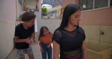 Gençler, kenar mahallelerde zorbalık, arkadaş baskısı ve gençlik kültüründeki sosyal dinamikleri temsil eden arkadaşlarıyla dalga geçtiği için izole ve üzgün hissediyorlar.