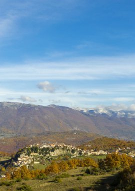 Lazio 'nun Rieti iline bağlı dağlardaki Peskort kasabası. İtalya.