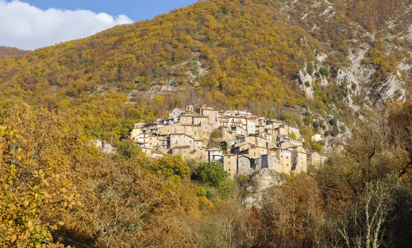 사이에 자리잡고 카스텔 Castelmenardo 마을은 리에티 위치한 보르고 일부이다 이탈리아 — 스톡 사진