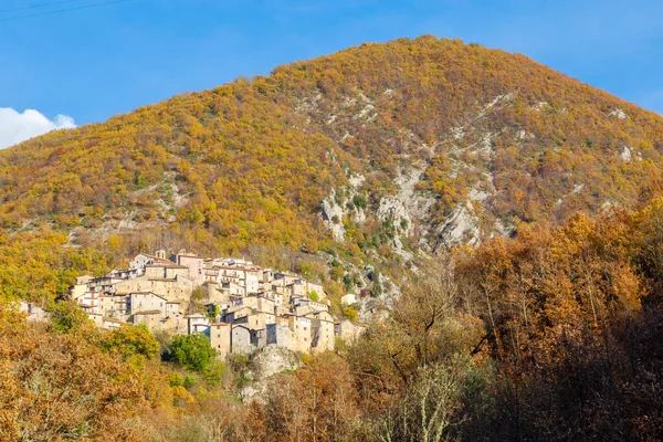 Obec Castelmenardo Uhnízděný Mezi Horami Zlomkem Obce Borgorose Nachází Provincii — Stock fotografie