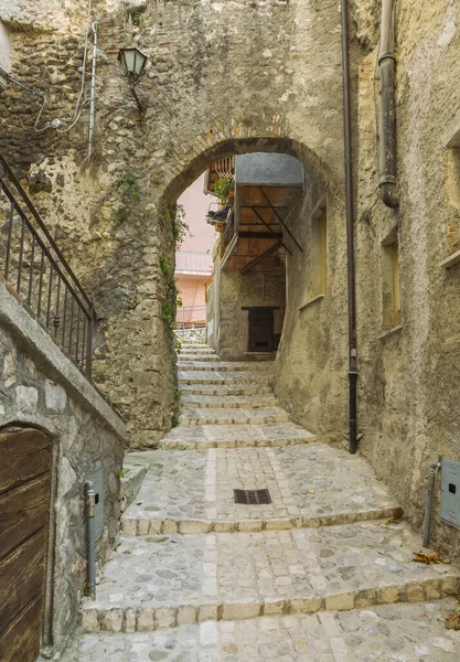 Lépcső Egy Ősi Kőívvel Egy Sikátorban Ókori Petrella Salto Faluban — Stock Fotó