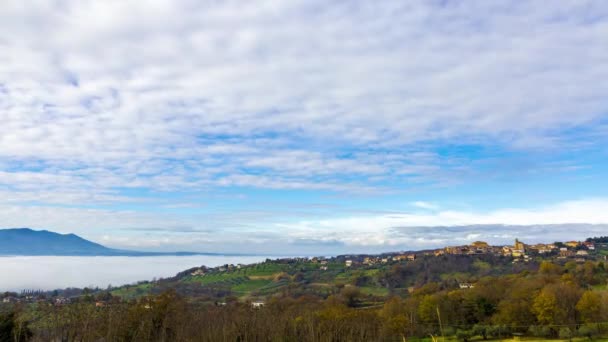 Bulutlu Bir Gökyüzünün Altında Monte Soratte Ile Forano Şehrinin Manzarası — Stok video