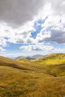 İtalya 'nın Abruzzo kentindeki Gran Sasso ve Monti della Laga Ulusal Parkı' ndaki orta Apeninlerin panoraması..