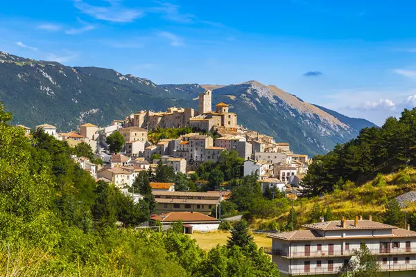Panorama Över Staden Castel Del Monte Provinsen Aquila Ligger Gran Royaltyfria Stockbilder