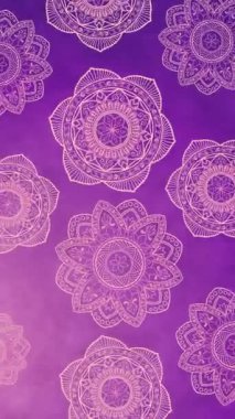Bir döngü dikey video lüks bir şekilde değişen mor arkaplan ile yüzen parlak mandala desenlerini gösterir. Sosyal medya videosu için ortam hareketi arka planı. 2B canlandırılmış arkaplan.