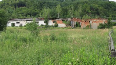 Köyde terk edilmiş bir ev.