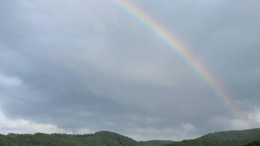 Akşamları dağların üzerinde gökkuşağı