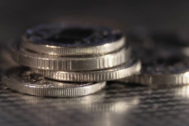 Gümüş metal bir yüzey şeklinde sikkeler.