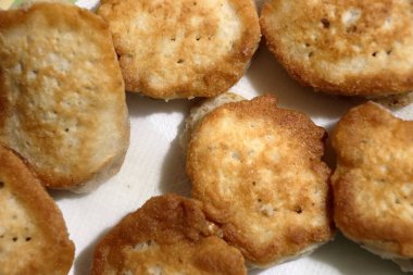 Tabakta kızarmış patates gözlemesi.