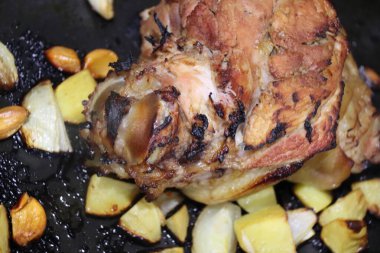 Kızarmış ördek ve patates ve elma.