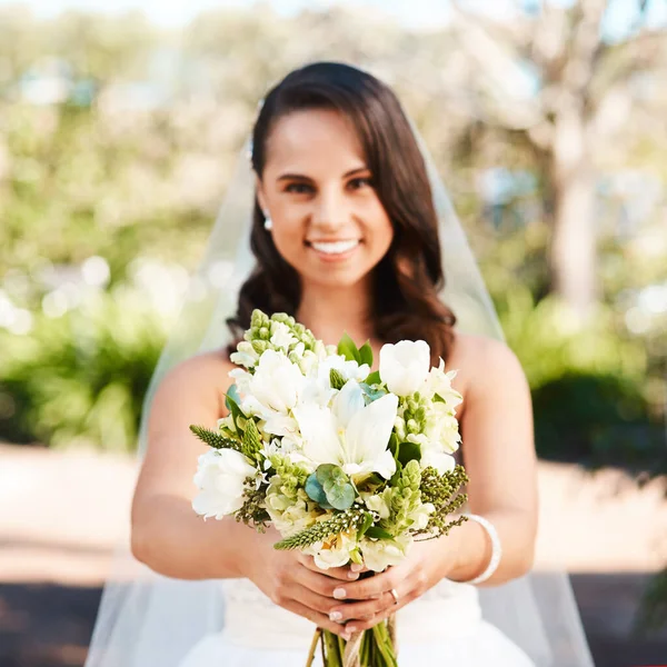 どれだけ美しいか 結婚式の日に花束を持ちながら笑顔の美しい若い花嫁のトリミングされた肖像画 — ストック写真