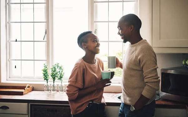 必要なのは愛とカフェインだけです 幸せな若いカップルがコーヒーを飲みながら家で一緒に時間を過ごし — ストック写真