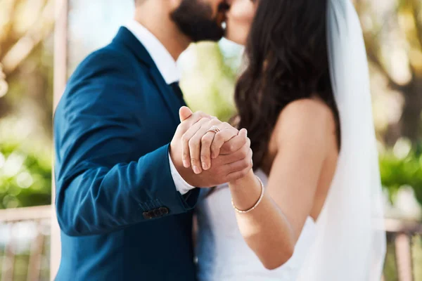 Elkötelezettséget Választották Egy Felismerhetetlen Friss Házaspár Csókolózik Miközben Fogják Egymás — Stock Fotó